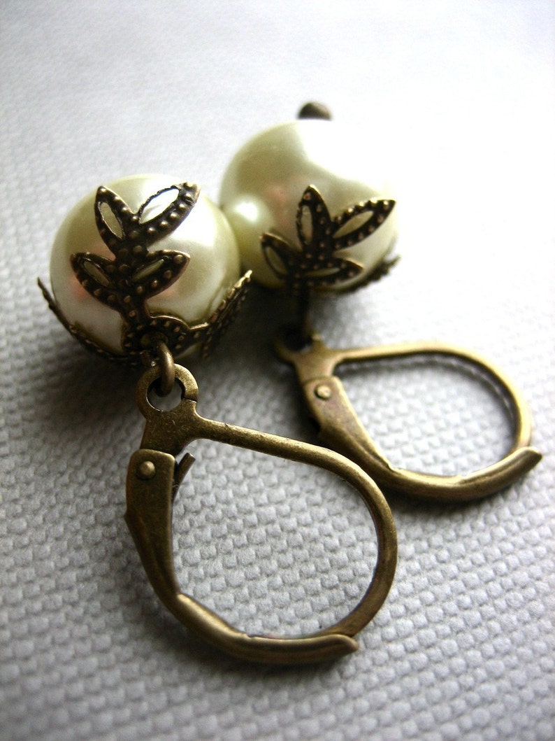 Pretty pearl earrings. image 2
