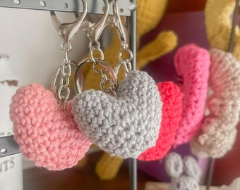 Gehäkelter Herz Schlüsselanhänger - Handgemachter Taschenanhänger aus Baumwolle, Geschenk zum Valentinstag,