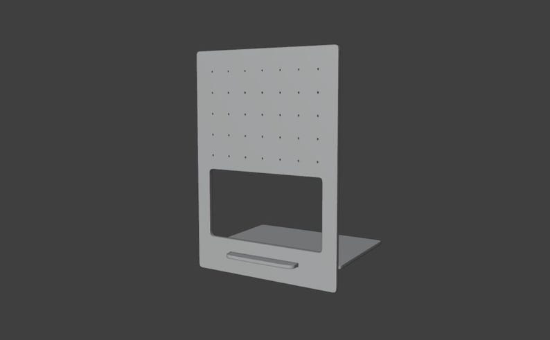 Puede incluir: Expositor de pendientes gris claro con forma rectangular. Cuenta con una serie de peque&ntilde;os agujeros para sujetar pendientes, un recorte rectangular y una peque&ntilde;a balda en la parte inferior. Fabricado con un material s&oacute;lido, est&aacute; dise&ntilde;ado para mantenerse en pie.