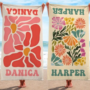 K&ouml;nnte beinhalten: Zwei Strandt&uuml;cher mit Blumendesigns werden gezeigt. Eines zeigt ein gro&szlig;es Blumendesign in Rosa und Rot mit dem Namen "DANICA". Das andere hat ein farbenfrohes Blumenarrangement mit dem Namen "HARPER".