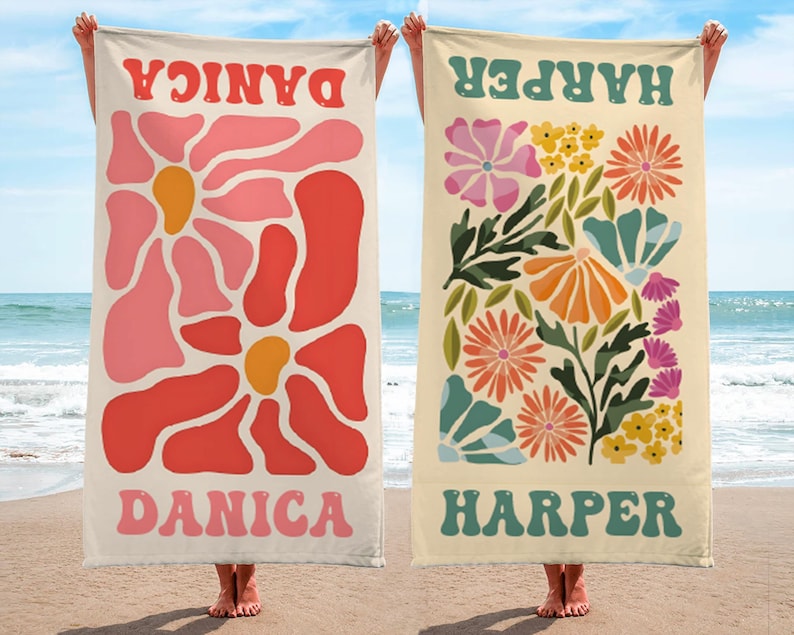 K&ouml;nnte beinhalten: Zwei Strandt&uuml;cher mit Blumendesigns werden gezeigt. Eines zeigt ein gro&szlig;es Blumendesign in Rosa und Rot mit dem Namen "DANICA". Das andere hat ein farbenfrohes Blumenarrangement mit dem Namen "HARPER".
