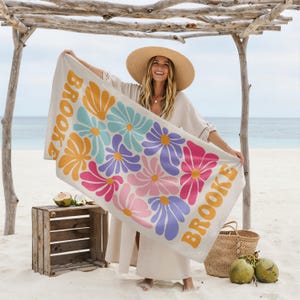 Retro Flowers Custom Beach Towel: Personalized Wedding - Birthday - Vacation Gift Bild 4
