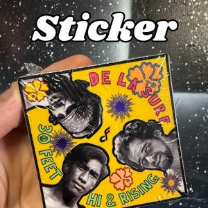 Pegatina De La Surf con estampado de surf y hip hop urbano en un ambiente playero único de Hawái: tributo a los surfistas Duke Kahanamoku, Eddie Aikau y Ben Aipa