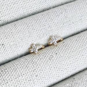 Pendientes Huggies con forma de cruz bañados en oro de 14 quilates y pavé de diamantes brillantes