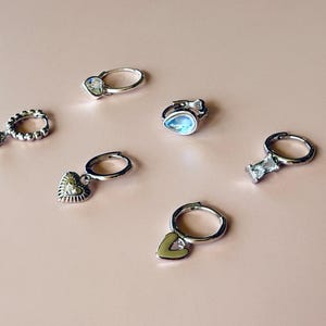 Pendientes colgantes de plata para apilar / Plata esterlina / Lindos aros Huggie con colgantes / Se venden en pares