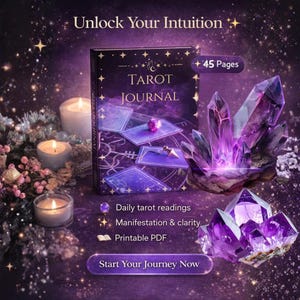 Könnte beinhalten: Ein lila Tarot-Journal mit dem Titel "Tarot Journal" in goldener Schrift und dem Text "Unlock Your Intuition". Das Bild zeigt Kristalle, Kerzen und den Text "45 Seiten", "Daily tarot readings", "Manifestation & clarity" und "Printable PDF".