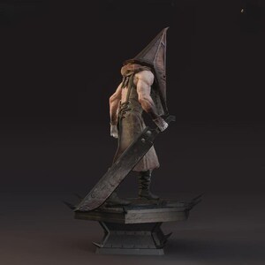 Puede incluir: Estatua detallada de una figura con cabeza piramidal, sosteniendo una gran espada. La figura lleva un largo delantal marr&oacute;n y botas, de pie sobre una plataforma detallada. La estatua tiene una est&eacute;tica oscura y ominosa.