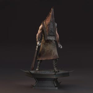 Puede incluir: Estatua detallada de una figura con una gran cabeza en forma de pir&aacute;mide y un delantal desgastado. La figura se encuentra sobre una plataforma con un acabado met&aacute;lico oscuro, sosteniendo una gran cuchilla. La estatua tiene una est&eacute;tica oscura y ominosa.