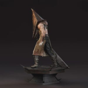 Puede incluir: Estatua detallada de una figura con un gran casco en forma de pir&aacute;mide marr&oacute;n. La figura es musculosa, con un abrigo marr&oacute;n andrajoso y pantalones negros. Se encuentra sobre una plataforma oscura y detallada, con una gran cuchilla a su lado.