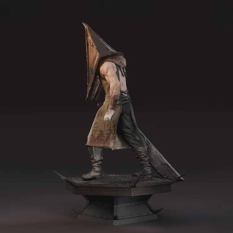 Puede incluir: Estatua detallada de una figura con un gran casco en forma de pir&aacute;mide marr&oacute;n. La figura es musculosa, con un abrigo marr&oacute;n andrajoso y pantalones negros. Se encuentra sobre una plataforma oscura y detallada, con una gran cuchilla a su lado.