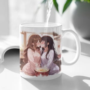 Yuri Anime Mug – Słodka romantyczna para w przytulnej kuchennej scenie, miękki pastelowy kubek do kawy prezent dla fanów LGBTQ, kolekcjonerów Otaku i miłośników anime