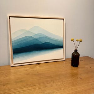 Paysage de montagne calme en bleu et vert, « Calm Mountains, small », 40 x 50 cm