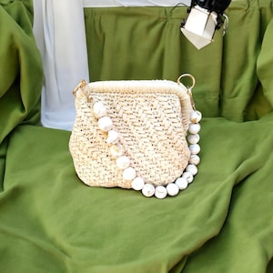Bolso de mano de crochet beige con asas de cuentas: bolso hecho a mano con hilo de papel suave