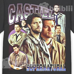 Può includere: T-shirt nera con un collage di immagini del personaggio Castiel della serie televisiva Supernatural. La parola "CASTIEL" è stampata a grandi lettere viola e bianche sopra le immagini, con "SUPERNATURAL" in blu e bianco sotto.
