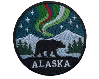 Broderad lapp med norrsken och björnen i Alaska, souvenirmärke för resor (6 x 6 cm)