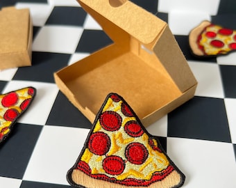 Broderad lapp för pizzabit, stryk-på-matlapp, rolig present till pizzaälskare, anpassad jacklapp, söt estetisk broderi, unik presentidé