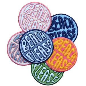 Op de afbeelding: Een verzameling van zes ronde geborduurde patches in verschillende kleuren, elk met de tekst "BEACH PLEASE" in een speels, bubbelachtig lettertype. De patches zijn in tinten roze, blauw, geel en groen, met contrasterende draadkleuren voor de tekst.