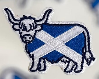 Unik broderad lapp med höglandskon, strykbar design på skotsk flagga, skotsk souvenir, resegåva, jacka- eller väskdekor, 7,5 x 5 cm