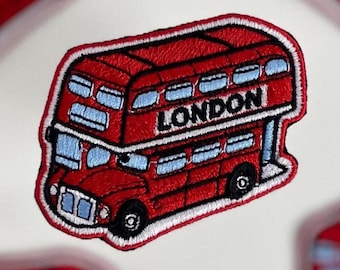 Broderad lapp med Londonbuss, Strykbar souvenir, Ikonisk brittisk dubbeldäckare, Resegåva, Brittiskt minne, 7 x 5 cm, Jackdekor