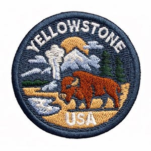 Może przedstawiać: Biały ceramiczny kubek z czarnym uchwytem i napisem "But First, Coffee" pogrubioną, czarną czcionką. Kubek jest ustawiony na rozmytym tle, podkreślając jego czysty design.