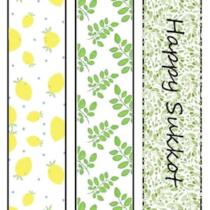 Puede incluir: Tres marcapáginas rectangulares con diferentes patrones. Uno presenta limones amarillos sobre un fondo blanco con puntos azules. Otro tiene hojas verdes sobre blanco. El tercer marcapáginas tiene hojas verdes y el texto "Happy Sukkot".