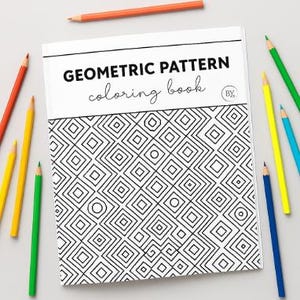 Puede incluir: Un libro para colorear titulado "Geometric Pattern Coloring Book" con un diseño geométrico en blanco y negro en la portada. Varios lápices de colores en varios colores, incluyendo naranja, rojo, amarillo, verde y azul, están esparcidos alrededor del libro.