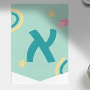 Puede incluir: Un banner con la letra X azul turquesa sobre un fondo azul claro. El banner tiene formas de arcoíris amarillas y blancas, confeti rosa y estrellas amarillas.