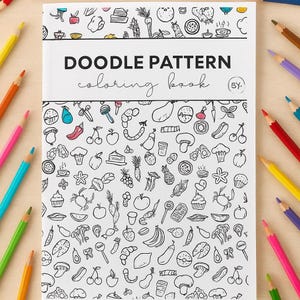 Puede incluir: Un "Doodle Pattern Coloring Book" con una cubierta blanca y texto negro. La cubierta presenta un patrón de garabatos en blanco y negro de alimentos. Lápices de colores de varios colores están esparcidos alrededor del libro.