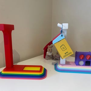Yoto Mini Rainbow/Pastel Dock met ingebouwde houder voor hoofdtelefoon of kaartclip