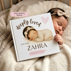 Pode incluir: Um livro de capa dura quadrado com uma capa branca apresentando uma ilustração em tons de castanho de um bebé a dormir com uma fita com laço. O texto diz deeply loved, little Baby ZAHRA e WRITTEN BY ALLAH.