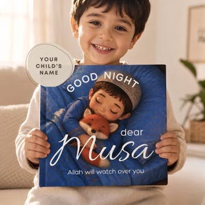 以下が含まれることがあります： Good Night dear Musaというタイトルのパーソナライズされた子供向けの本。青いベッドでキツネのぬいぐるみと一緒にいる子供のイラストが描かれています。表紙にはAllah will watch over youというテキストと、YOUR CHILD'S NAMEと書かれた円形のラベルが含まれています。
