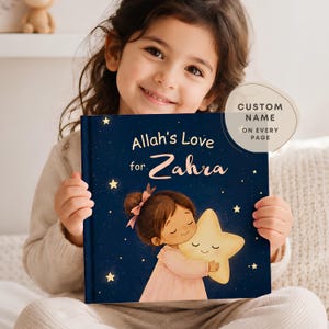 Op de afbeelding: Een kinderboek met harde kaft en een donkerblauwe omslag met een sterrenhemel. De titel Allah's Love for Zahra staat in witte en roze letters. Een illustratie toont een meisje dat een lachende gele ster knuffelt. Een cirkelvormig label vermeldt CUSTOM NAME ON EVERY PAGE.