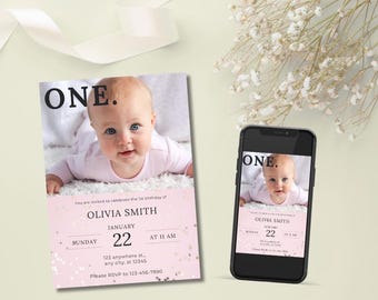 Può includere: Invito per la festa di primo compleanno rosa e oro con una foto di una bambina. L'invito dice "ONE." e include il nome del bambino, Olivia Smith, la data, 22 gennaio, e l'ora, 11:00.