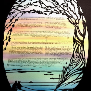 Puede incluir: Una Ketubah artística, un contrato de matrimonio judío, con texto hebreo y traducción al inglés. El diseño presenta una silueta de árbol, un fondo de puesta de sol y dos siluetas de gatos. El documento tiene forma ovalada.