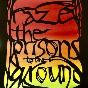 Arrasar las cárceles hasta los cimientos - Letras recortadas en papel