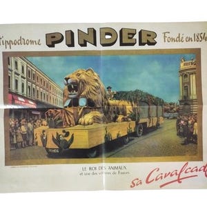 Peut inclure: Une affiche vintage pour le cirque Pinder, mettant en scène un lion sur un char avec le texte "Hippodrome PINDER Fondé en 1854" et "Le Roi des Animaux et une des vor ures de Farves Sa Cavalcade".