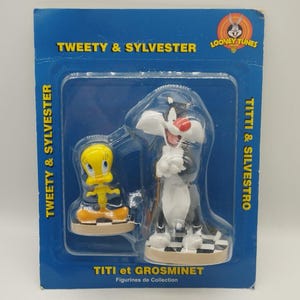 Vintage Tweety Bird figurine – Relaxing in a red chair - Demons & Merveilles