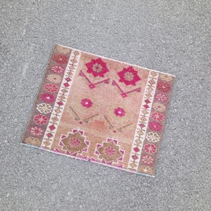 Petit tapis turc en laine vintage : paillasson rose, 1,10 x 2,4 pi