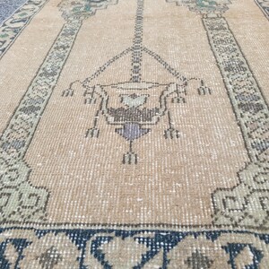 Handgefertigter Beige Oushak Wollteppich: 70x120 cm Vintage Teppich aus der Türkei