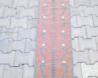 Vintage Kilim Runner: mały turecki wełniany dywanik, wyblakły czerwony (2 x 5 stóp)
