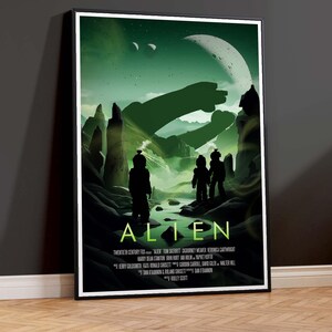 Puede incluir: Un p&oacute;ster de pel&iacute;cula de estilo retro para la pel&iacute;cula "Alien" con un esquema de color verde y negro. El p&oacute;ster representa a una gran criatura alien&iacute;gena sombr&iacute;a que se extiende desde el cielo hacia tres astronautas en primer plano. El t&iacute;tulo "Alien" se muestra en letras blancas grandes en la parte inferior del p&oacute;ster. El p&oacute;ster tambi&eacute;n incluye los nombres del reparto y el equipo.