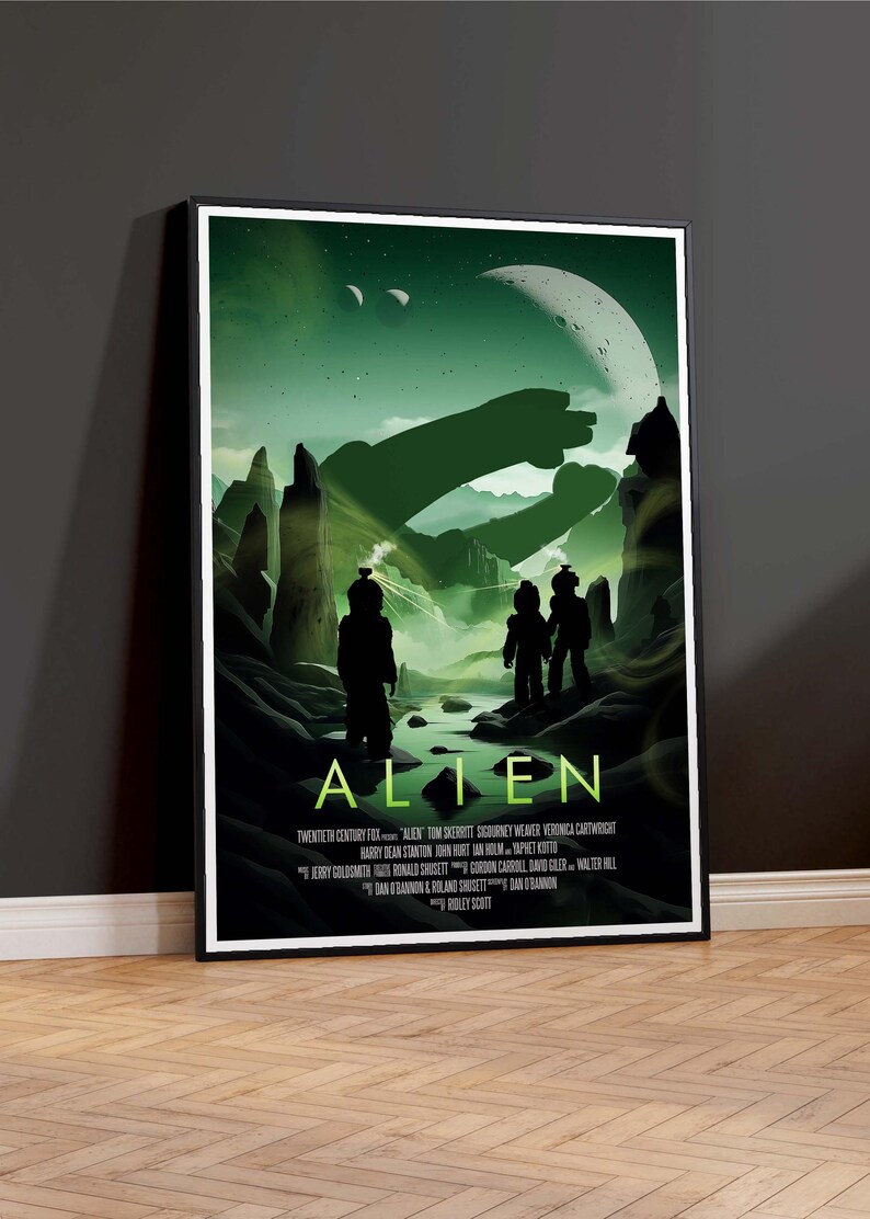 Puede incluir: Un p&oacute;ster de pel&iacute;cula de estilo retro para la pel&iacute;cula "Alien" con un esquema de color verde y negro. El p&oacute;ster representa a una gran criatura alien&iacute;gena sombr&iacute;a que se extiende desde el cielo hacia tres astronautas en primer plano. El t&iacute;tulo "Alien" se muestra en letras blancas grandes en la parte inferior del p&oacute;ster. El p&oacute;ster tambi&eacute;n incluye los nombres del reparto y el equipo.