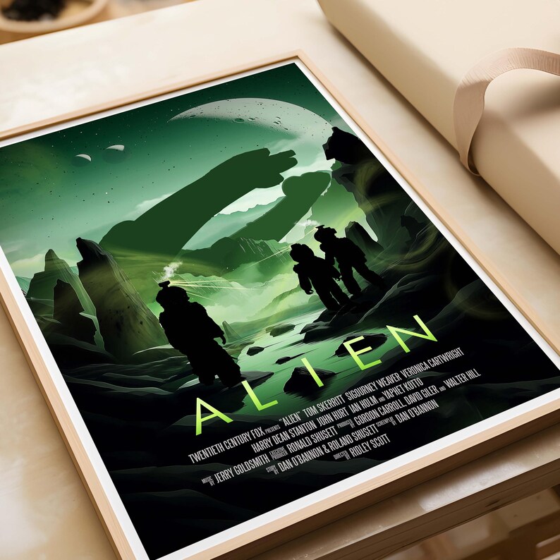 Puede incluir: Un p&oacute;ster verde y negro con una silueta de una nave espacial y un grupo de personas con trajes espaciales. El p&oacute;ster tiene el t&iacute;tulo "Alien" y los nombres del reparto y el equipo.