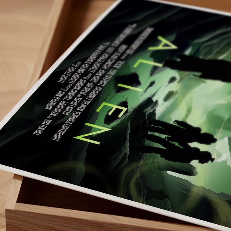 Puede incluir: Un p&oacute;ster negro y verde con la palabra "ALIEN" en letras blancas grandes. El p&oacute;ster presenta una escena oscura y atmosf&eacute;rica con siluetas de personas caminando por un paisaje verde y negro.