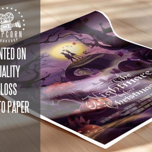 K&ouml;nnte beinhalten: Ein lila und schwarzes Poster mit dem Text "The Nightmare Before Christmas" und einer Silhouette von Jack Skellington. Das Poster ist auf gl&auml;nzendem Fotopapier gedruckt.
