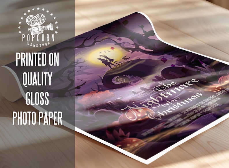 K&ouml;nnte beinhalten: Ein lila und schwarzes Poster mit dem Text "The Nightmare Before Christmas" und einer Silhouette von Jack Skellington. Das Poster ist auf gl&auml;nzendem Fotopapier gedruckt.