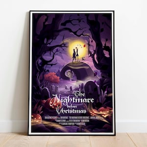 K&ouml;nnte beinhalten: Ein Poster f&uuml;r den Film "Nightmare Before Christmas" mit Jack Skellington und Sally, die auf einem H&uuml;gel in einem unheimlichen Wald stehen. Das Poster hat ein violettes und schwarzes Farbschema mit einem Vollmond im Hintergrund.
