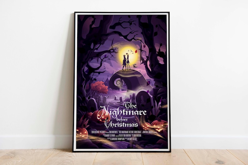 K&ouml;nnte beinhalten: Ein Poster f&uuml;r den Film "Nightmare Before Christmas" mit Jack Skellington und Sally, die auf einem H&uuml;gel in einem unheimlichen Wald stehen. Das Poster hat ein violettes und schwarzes Farbschema mit einem Vollmond im Hintergrund.