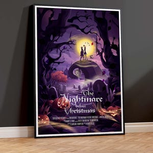 K&ouml;nnte beinhalten: Ein Poster f&uuml;r den Film "Nightmare Before Christmas" mit Jack Skellington und Sally, die auf einem H&uuml;gel in einem unheimlichen Wald stehen. Das Poster hat ein violettes und schwarzes Farbschema mit einem Vollmond im Hintergrund.