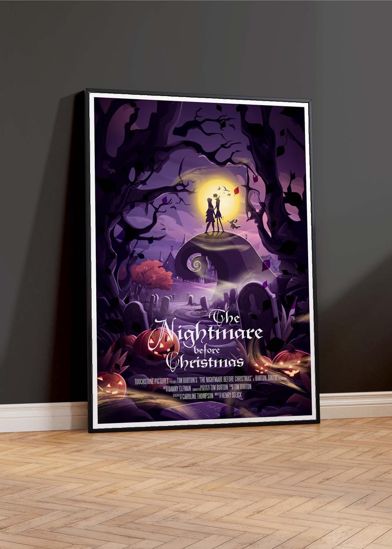 K&ouml;nnte beinhalten: Ein Poster f&uuml;r den Film "Nightmare Before Christmas" mit Jack Skellington und Sally, die auf einem H&uuml;gel in einem unheimlichen Wald stehen. Das Poster hat ein violettes und schwarzes Farbschema mit einem Vollmond im Hintergrund.